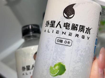 夏天喜欢运动又爱出汗 就喝这个外星人电解质水,补水的同时还能补充电解质,外面一瓶就要三四块,现在到手一箱12瓶才这个价,超市老板看了都要来拿货,300毫升便携装,一次一瓶超方便,里面不光有电解质,还有维生素e和维生素b6,而且你担心的这些还都是零,管理期也能放心喝,入口就是清新的青柠果香,还一点不齁甜,无论健身还是聚餐,随时来一瓶 ,解渴又解腻,别提多舒服了 ,库存不多 趁有货赶紧囤!
#真实生活分享计划 #仙女都在喝什么 #夏日饮品 #好喝不贵 #强烈推荐