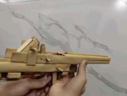 #全自动G36c突击步枪半成品。
#超长续航
#牛皮纸手工制作。
#手工DIY
#模型玩具