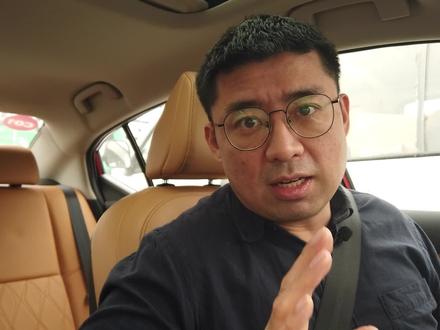 “增程”电动车风再度刮起,你了解吗?
#增程式电动车 #岚图free #问界m5 #日产轩逸 #自游家nv
#理想one
增程有优点:
1.相对来说比较安静,依靠电机驱动扭矩大起步快,插电式增程可加油可充电,使用成本可控。
2.因为发动机不直接驱动车轮,所以发动机效率可保持在高效区,尤其是中低速域时,油耗比较低
也有不足:
1.高速行驶70km/h以上,因为没有发动机直驱,以及变速器,油耗偏高,
2.在有些城市不能拿到号牌,补贴也不多
根据需求选择最适合的动力形式,比如在充电配套不是很完善的地区,选择一个增程电动也是不错的选择~