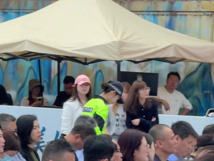 杭州交警铁骑队队员“最美浙警”李语蔚在2026年浙江文化周启幕活动现场、发表自我介绍#杭州交警 #兔子警官