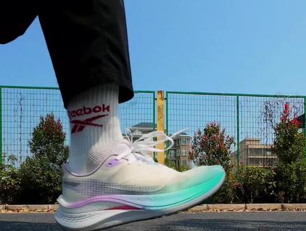 赤兔7PRO/8PRO/9PRO怎么选?升级了哪些❓ 李宁赤兔PRO系列跑鞋纠结党看过来👟
三双实测对比,优缺点全坦白
7PRO性价比拉满,软弹轻便,学生党闭眼冲✅,但长距离泄力、鞋楦窄,稳定性一般 大体重和脚踝力量不好的慎入
8PRO全面升级,韧弹不泄力,推进感拉满,进阶跑者首选🔥
9PRO稳定性拉满,宽鞋楦+加宽底,新手/大体重友好,可惜牺牲了一点竞速感
#跑鞋测评 #跑鞋推荐 #中长跑 #跑步 #竞速跑鞋