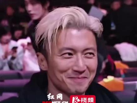 乔杉回应“斜瞪”谢霆锋:我没不屑他,我没看他,评论说我三蹦子看法拉利,下次我拉个双眼皮,让眼睛显得大点”。