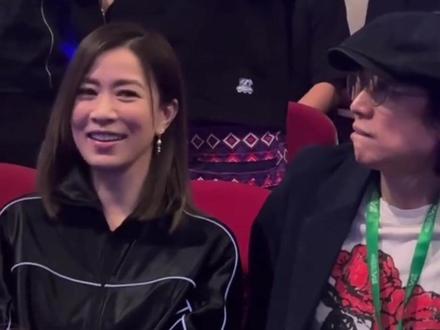 嗨爆全场 佘诗曼 黄子华现身红馆观看农夫演唱会#黄子华#佘诗曼