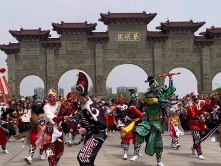 “还记得去年的约定吗”今年我们又来啦!潮汕英歌再度出发河南省上蔡县,2026年全球蔡氏祭祖大典#潮汕英歌舞 #河南上蔡 #沟湖英歌队 @上蔡县融媒体中心