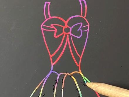 姐姐画的公主裙和我画的哪个好看?#抖出知识点 #萌知计划 #公主裙 @抖音青少年