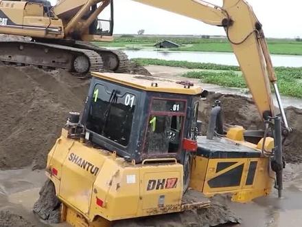 我国推土机柬埔寨被困淤泥,工人开挖掘机极限救援,徐州重工千吨级吊车申请出战#挖掘机#救援#国产机械