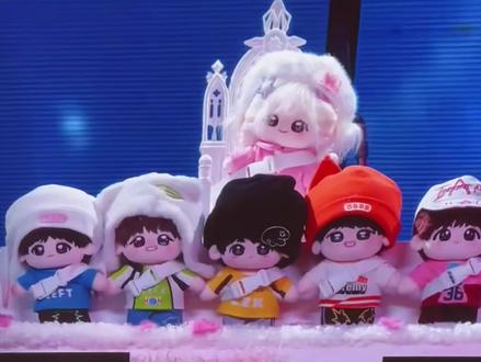 谁懂最后一幕无数不同颜色的蝴蝶彩带围着五小登和福来飞舞#TOP登陆少年组合 #浪漫主义 #演唱会 #第一时间