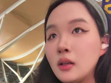 65R挑战在上海浦东住酒店!没踩雷
我是落地上海浦东的T2休息区,本来是想着在机场休息一晚上的,先是咨询了南方航空有没有免费的国际中转住宿,得到的答复是没有。然后去1楼找沙发睡,但是发现1楼最左边的沙发已经睡满了,而且那些睡着的朋友很多都有备而来带着被子盖,我怕越睡越冷,还是定了酒店。
定的绘家酒店🏨,65R一晚,拼房睡,包接送机。
但是这个接送机和东北大炕不一样,浦东机场便宜酒店的接送机基本上都是很多酒店一起使用的,一个车上可能有4、5家酒店的客人,也没有等很久,但是要快一点上车,不然位置被别人坐了就只能站着了。
到酒店办理入住速度挺快的,有电梯,双人间还是比较干净整洁的,就是灯光太暗了。一次性洗漱用品也有,但是要去前台拿。
整体来说还是很不错的,满分10分我给8分,在上海浦东机场转机的可以选择这家。