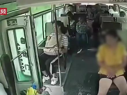 贵州一客车行驶途中后门未关 女乘客突然纵身跳下丢了性命