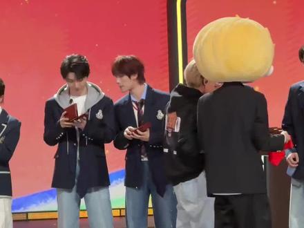 当#时代少年团 收到金条的反应 #王者荣耀马年全明星表演赛