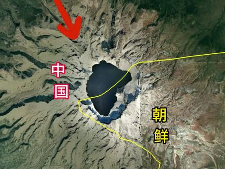 朝鲜人可以在长白山天池游泳,
为啥国人却连护栏都不能靠近?长白山天池作为中朝两国的界湖,两侧的管理方式常引起游客好奇:为何中国一侧设立护栏严禁靠近,而对岸偶见人员近水活动?这并非单一因素所致,而是自然条件、安全考量与生态保护等多重逻辑共同作用的结果。
首先要明确,天池是两国共有湖泊,双方根据协定各自管辖相应区域。管理差异主要来自以下几个方面:
中国一侧的观景区域多位于北坡与西坡,这些地段地形陡峭、岸壁近乎垂直,属于火山口地貌,岩石裸露、稳定性差。历史上曾发生游客坠湖事故,因此加设护栏是必要的安全防护。
朝鲜一侧部分区域拥有平缓湖岸与浅滩,从地形上更便于接近水面。但网传“游泳”场景多出现在特殊场合,如公务活动或经批准的作业,并非面向公众的常规行为。两国在游客规模、管理目标上存在差异,不可简单对比。
天池自然环境严峻:湖面海拔超过2100米,夏季水温仍低于10℃,人体易迅速失温,不具备开放亲水的条件。
更为关键的是生态保护。天池作为松花江、图们江与鸭绿江的源头,其水质直接影响下游流域。高山生态系统脆弱,人为干扰可能造成长期损害。中国一侧年接待游客量巨大,严格保持距离是从源头防控污染、保障水源安全的必要举措。
因此,护栏不仅是安全界线,也是生态红线。两国管理方式的区别,源于地形、客流与保护策略的不同,而非开放程度的差异。保持距离,是为了让这片高山圣湖永葆纯净,持续滋养两岸土地。欢迎评论区留下你的想法!
#长白山 #边境地理 #生态保护 #旅行知识 #自然奇观