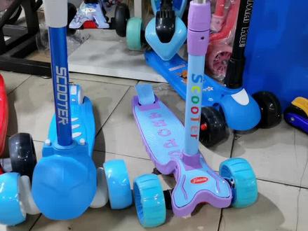 滑板车折叠方法#滑板车 #万州新世界车行 #万州童车 @DOU+小助手