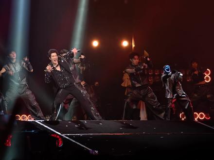 王力宏成都演唱会 火力全开 机器人炸裂伴舞 后空翻太帅了
前一天还在抖音看中国机器人震惊外国网友。第二天演唱会自己被震惊了#王力宏 #王力宏成都演唱会 #王力宏演唱会 #机器人伴舞