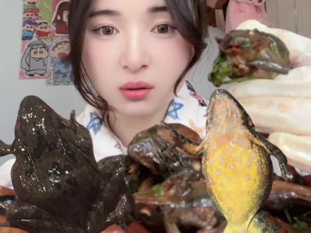 东北名菜炖林蛙🐸 视频的背后做了好久的心理准备
晚上吃饭的时候又吃了两只就真的yue出来了
应该没下次了🫠🫠🫠吃不了一点#抖音美食推荐官 #美食测评 #谁懂这一口的好吃程度 #林蛙 #试吃