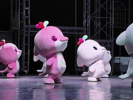 “鸡父”刘教授和编剧老师来探班啦! 更多大湾鸡花絮请查看:@大湾鸡乐园园长 @大湾鸡主理人 @大湾鸡饲养员 @文艺小跟班
#广州杂技团 #大湾鸡 #杂技童话剧萌动奇迹 #萌动奇迹 #舞台剧