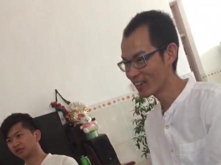 导演说他是天选潮汕阿爸,可他却因为害羞,放弃了演电影的机会 这段视频,是我爸这辈子离“电影男主”最近的一次。
当年导演找了上百个潮汕阿爸试镜,最后一眼就相中了他,说他身上那种“嘴硬心软、不善言辞”的样子,就是电影里阿爸本人。
可我爸,一个连对着镜头说话都紧张的普通潮汕男人,哪里敢去拍电影?
他说:“我还要上班呢,拍电影被同事看到,太丢人了。”
就这样,他错过了这个机会。
后来电影火了,每次看到类似的镜头,他都会假装不经意地说:“你看,这个动作我也会啊。”
原来,他心里也偷偷遗憾过吧。
#潮汕幕后 #真实故事 #素人演员 #错过的机会 #潮汕男人的温柔
关注我,慢慢讲完这段没被拍进电影里的往事