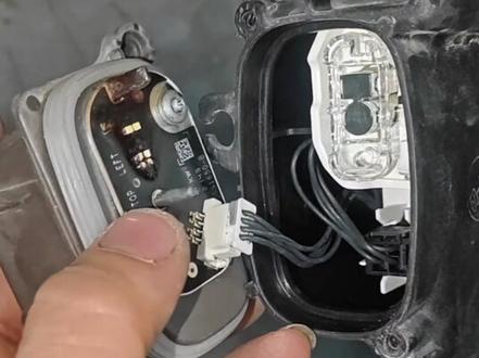 你们的日行灯有出现这个情况吗?发黄或者变颜色,今天教你们花几十块钱就可以搞定它#新能源汽车维修 #创作者中心 #创作灵感 #日行灯发黄 #日行灯不亮 @抖音创作小助手 @DOU+上热门 @抖音创作灵感 @抖音媒体内容优推官 @抖音小助手 @刘德华 @王心凌