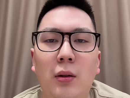 后一规则合理吗? #张堃鹏 #刘禹乐 #乔氏500万总决赛 #中式八球
张堃鹏惜败13岁小将刘宇乐,看似爆冷,实则是乔氏“让后一”规则带来的直接结果。后一优势极大,足以抹平两档实力差距,让低段位选手有机会掀翻顶尖高手。但竞技体育核心是公平对决,中式台球这种统一赛事却设置性别、年龄让球优待,既引发巨大争议,也让顶级比赛的胜负偏离真实实力。对比斯诺克、围棋等男女同场无优待项目,更能看出这一规则的不合理。鼓励小将与女选手值得肯定,但顶级赛场还是应回归纯实力较量,才更符合竞技体育的本质。