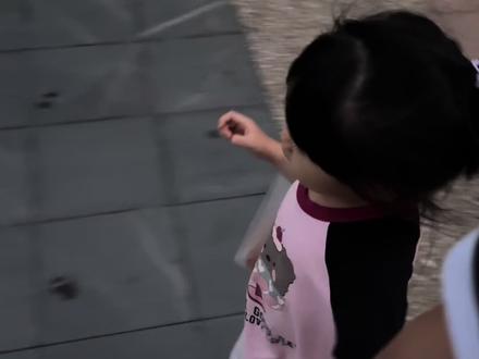 一个普通的傍晚,两岁多的嘟女士拎着她刚买的面包,唱着她喜欢的歌~
#兰花草 #爱唱歌的小孩