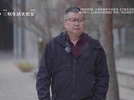 65 岁的@法医刘良 上一次受到关注,是因为退休。他打趣说自己“只休了两节课的工夫”,如今依然坚守一线,在我们拍摄的这一周里,他已经完成了八具遗体的解剖工作。
刘良从业四十余载,参与过众多牵动全国舆论、推动法治进程的重大案件。面对这些令人避之不及的“烫手山芋”,他选择迎难而上:“像我这样的傻子不多,确实很难,但我相信真相不会沉默。”
刘良在八十年代从临床医学转行到法医时,这个行业一穷二白,社会偏见严重。“我们去开棺时,老乡以为法医是做法事的。”行业人才极度匮乏,不少学生入学时甚至不清楚法医究竟是什么。当时法医专业人员缺口巨大,设备简陋,待遇微薄。当年还在读博的刘良为了不啃老,去公园摆摊量血压、称体重,他说:“面子没有填饱肚子重要。”
随着中国法治建设的不断推进,法医队伍的水平显著提升。过去,受技术条件和鉴定手段的限制,一些案件难以侦破。如今,法医工作实行“终身负责制”,技术手段也今非昔比。正如刘良所说:“犯罪分子的水平在提高,我们也在提高。”
工作中的刘良,专业而严谨;互联网上的他,是年轻人心里可爱的“刘头”。刘良的私信像树洞,年轻人问他学业、求职、人际关系、“如何面对失败的人生”,甚至一些有轻生念头的年轻人也向他求助。谈及这些,刘良重重地叹气:“他们都是很善良的孩子,出了事情只会怪自己。”他也提醒家长不要陷入执念:“不要让孩子这辈子只是为了活成你期待的样子。”
长年面对死亡,当我们问刘良是否怕死时,他坦言:小时候怕,中年也怕。但在他和家人决定捐献遗体之后,面对死亡,他反而放下了恐惧与迷茫。当一个人知道自己的归途,也就知道如何走好脚下的路。#媒体精选计划 #刘良#法医刘良的私信成年轻人树洞 #刘良退休后仍一周解剖八具尸体