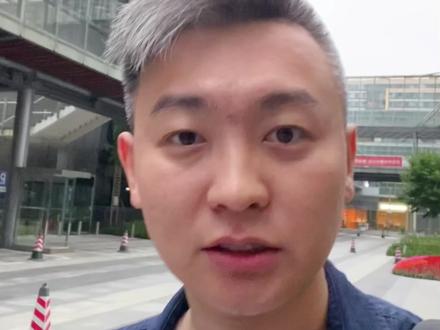 陈小春演唱会测评 陈小春上海演唱会测评
哪个八零九零后的老男人没看过《古惑仔》?谁的青春里没几个小流氓?
陈小春竟然是提前半年就开始准备了这巡演唱会,他的live真的是太太太超出我去看之前的预期,音准很棒。怎么老牌港星都是又能演又能唱啊?相反内娱。。。
而且陈小春的热歌也蛮多的。后半程11首歌连唱,换衣服也是舞台上直接套一件,男歌手对演唱会的真诚态度,从换装时间就能看出一二了
郑伊健的出场更是直接引燃了现场老男人们逝去已久的青春,我旁边的大哥疯狂喊“陈浩南”,山鸡浩南在清唱《友情岁月》时也是双双眼含热泪,大概古惑仔的种种不仅是我们的青春,也恰恰是戏中两人的青春
最后,一定要去看陈小春演唱会,非常非常非常值得!!!
#陈小春 #陈小春应采儿 #陈小春演唱会 #陈小春上海演唱会 #古惑仔