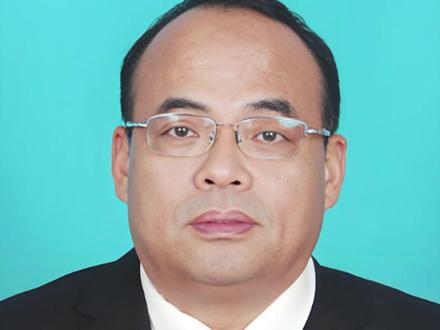 32年仕途戛然而止,单县县委常委吕玉民突遭落马 2025年8月,菏泽市纪委监委通报单县县委常委、县政府党组副书记、副县长吕玉民,因涉嫌严重违纪违法,正接受纪律审查和监察调查。这位在单县深耕32年的本土干部,仕途戛然而止。
梳理吕玉民履历,一条扎根基层的清晰脉络浮现眼前:
1993年10月:自山东林校毕业后,从单县曹叵集乡普通干部起步。
在曹叵集乡历练近8年,历任副乡长、党委宣传委员,其间还兼任过刘暗楼村党支部书记;后调任高老家乡任宣传委员、纪委书记,并在省委党校完成经济管理专业本科学业。
2009年进入单县经济开发区,历任经济发展局局长;后辗转多个重要岗位——南城街道党委副书记,浮岗镇镇长、党委书记;
2010年代后期重返经济开发区,升任党工委书记、管委会主任;直至跻身县委常委,担任政法委书记、县法学会会长。
2024年11月:履新县委常委、县政府党组副书记、副县长,成为县政府核心领导层成员,分管领域权重显著提升。
值得注意的是,其长期主政的经济开发区与多个乡镇,皆是资源富集、资金密集的权力运行关键节点,往往也是廉政风险的高发区域。然而,距离此次关键晋升尚不足一年,吕玉民的政治生涯便在2025年8月画上休止符。#菏泽 #人事档案