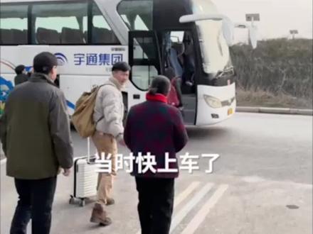军人探亲假结束跪别父母,这一跪母亲忍不住了!网友:看到这眼角湿润了。 #年后返程 #给平凡的人致敬