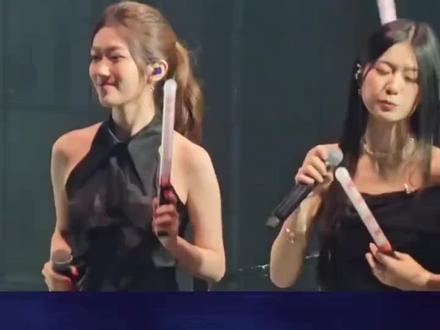 徐良不愧是'带妹狂魔',演唱会上的和声小姐姐好迷人啊。这个互动好有趣好可爱~ #电话里的秘密 #徐良 #徐良演唱会 #和声小姐姐 #徐良坏女孩
