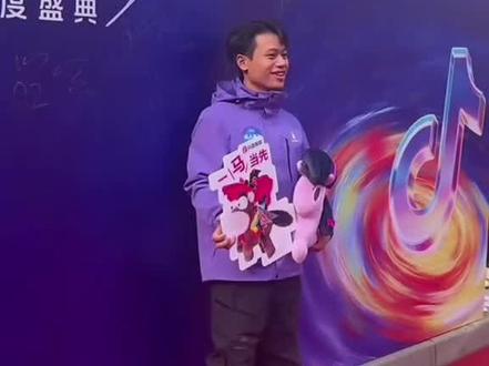 @荒野高能集
#荒野林北 参加星娱计划红毯首秀,现场欢呼声不停。#老六