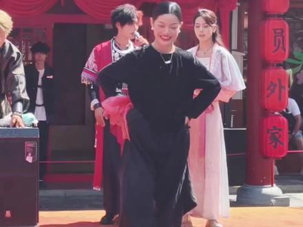 来自专业人士的降维打击 那还说啥了,这可是宋清老师!@宋清SONG #大宋舞王#在开封被ENEMY舞蹈版震撼 #清明上河园#震惊#舞蹈