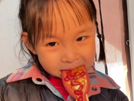 最近超火的烤肠包蛋!也被四岁小朋友复刻出来啦~#太香了 #淀粉肠包蛋 #人类幼崽成长计划 #小孩做饭 #萌娃日常