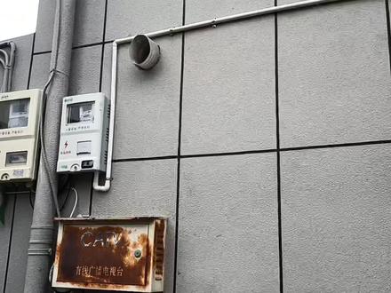 奔驰EQB260是奔驰的一款纯电新能源车型,最大可以支持7KW的交流充电功率。安装普诺得32A7KW的充电桩,每小时可以充7度电,最快只要10个小时就能完全充满。#奔驰EQB #普诺得