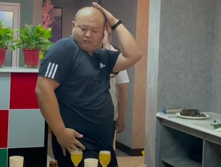 #气质这一块拿捏死死的 #山东生活日记 #80后逐梦男团 #抖音广场舞@陶笛🌱坤坤 《逐梦男团》4号