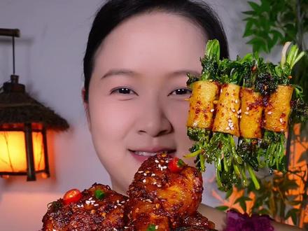 来啦!开饭啦姐妹们!辣炒肥肠,香辣鸡腿,豆皮卷香菜,油煎皮蛋 ,太香了!都是下饭菜,好吃到停不下来!#农村美食 #吃货日常 #妈呀太香了 #人间烟火