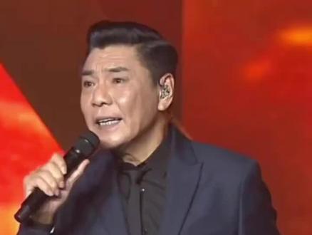 2026年河南矿山企业年会上,屠洪刚登台献唱,其浑厚嗓音点燃全场,与现场6000万现金“钱山”、7000人互动形成震撼画面,现场依旧稳如CD。