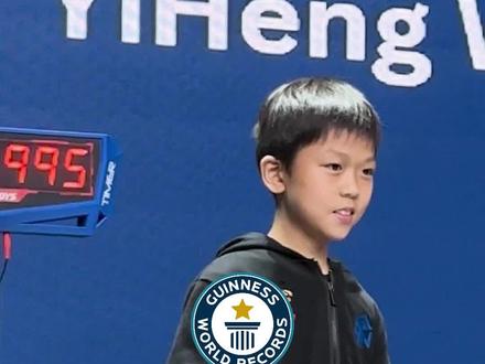 来自中国的王艺衡在2023年6月新加坡莫芬兰邮轮公开赛决赛期间,刷新了今年3月由自己创下的4.69秒解魔方平均用时最短的纪录。#吉尼斯世界纪录 #解魔方 #世界冠军