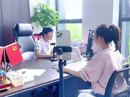 未来主播都需要持证上岗,有证和没证主播的待遇也会不一样,大家要认准趋势#亿抖文化传媒 #虾虾文化传媒 #成都 #直播基地 #互联网营销师 #持证上岗 #带货主播 #直播带货 @DOU+小助手