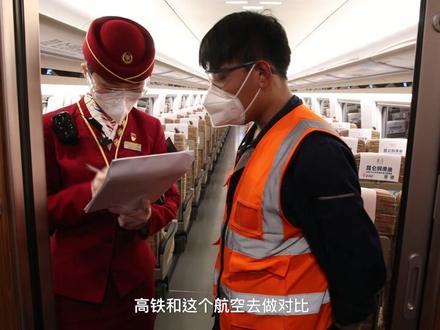 【青春正好 不负韶华 | #95后列车长用奋斗书写青春#】27岁的王亚丽是京张高铁的一名列车长,她的工作是在高速行驶的高铁上为旅客提供细微体贴的服务。冬奥期间,作为“雪之梦”乘务组的列车长,王亚丽被评为冬奥、冬残奥运输突出个人。对于奋斗,她这么说:#奋斗的人一定是对未来充满希望的#。