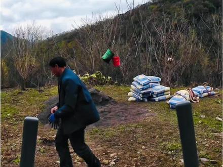 今天我们吊的是福地材料,有5吨沙子和1吨水泥、用100s只花三个小时就吊完 了#无人机吊运服务 #西昌无人机吊运
