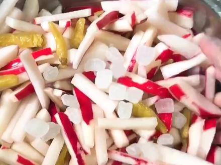 泡萝卜的视频教程来啦,还有那些关心我泡萝卜生花的同志们,看一下我都吃完了它也没生花。###家常美食