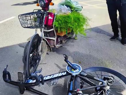 电瓶车撞上自行车,赔付金额让车主傻眼#汽车 #开车