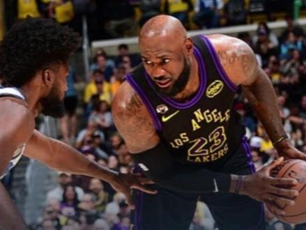 詹姆斯接“甩锅球”被气到无语~ 东契奇拒投绝杀球,抹杀希望,最惨的是小里夫斯,下次给小里夫斯投最后一球吧;#湖人 #东契奇 #詹姆斯 #里夫斯