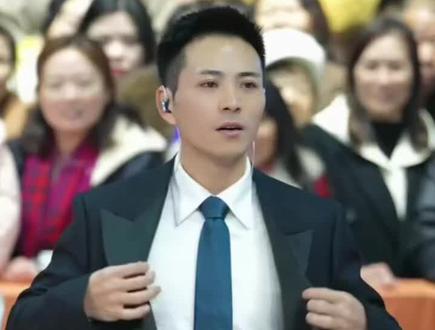 #成龙自曝已做告别曲 献丑了,这才艺不要钱。#户外演唱会 #舞台演出现场 #演出表演