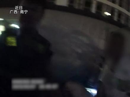 广场摆摊唱歌扰民,民警及时“降噪”。