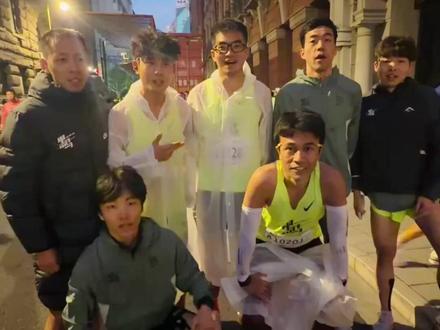 上海马拉松鸣枪起跑!赛事报名人数再次刷新纪录
11月30日,2025上海马拉松鸣枪起跑。今年是上马作为世界大满贯候选赛事的第二年,报名人数再次刷新纪录达到356589人,涵盖五大洲超过90个国家和地区。