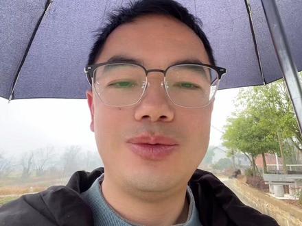 哪怕全部解决事业编,永州也是稳赚不赔!这笔账千万不要犯糊涂! 永州即使为高响、林昊、张华越、付海铭等核心球员全部解决事业编,也绝对是稳赚不赔的决策!就算按教授年薪 30 万算,50 年也才 1500 万。今年湘超夺冠后,江苏十三太保已为永州投资几百亿。他们既能持续代表永州踢球,又能在高校培养优秀球员,大幅提升城市知名度,带来的产业与城市价值,远远超出薪资成本,怎么算都超值!#永州队 #林昊 #高响 #大格局大智慧 #湘超冠军