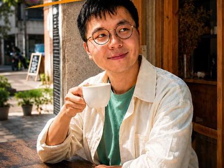 锁了 11 年的 280 万,AI智能体把它撬了出来 最近国外一个老哥靠 AI 智能体(Claude)找回了自己遗忘 11 年的比特币密钥,价值 280 万。
这哥们大学时候买了一批币,密码忘了,账号进不去。最近他把电脑直接交给 Claude 让它自己想办法。Claude 先下了个破解软件试着撞密码,撞不动,转头去翻电脑里有没有别的密钥备份。结果还真翻到一个没加密的备份,比特币就这么回来了。
这事让我想到两件事。能囤住币、能拿住股票的人,往往是真的忘了自己有这个东西,能找回来的多半早卖掉了。另一边,智能体现在最擅长的就是替人操作电脑,你把电脑给它,它能帮你搞定你平时懒得做、自己做不下来的事。
我一直在做智能体玩法的实测和教程,给的是小白也能跟着上手的那种。关注我,下一期聊聊 AI 在电脑上能替你干哪些事。
你愿意把自己的电脑完全交给 AI 操作吗?为什么?
#AI #智能体 #Claude #比特币 #AI实测 #AI教程