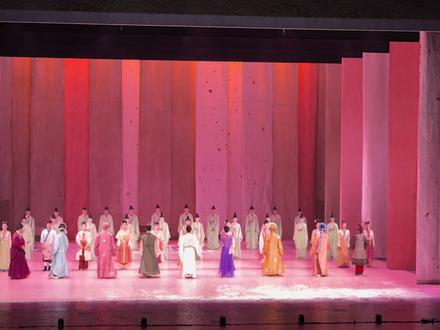 《垂虹别意•唐寅》
折扇开合间,相思逐风来,舞尽江南梦,醉卧桃花间。
#舞剧