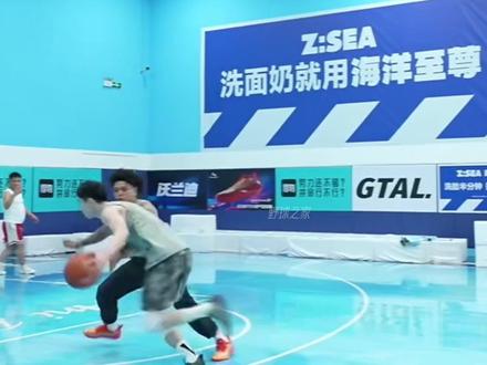 "现役cba职业球员郭昊文vs前集梦116罗布"#郭昊文 #罗布科隆 #宙斯嘉年华 #内容启发搜索 #抖音百分大战