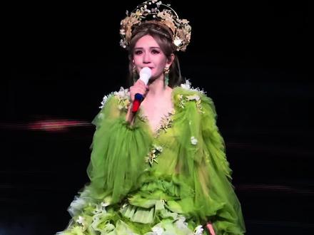 不管他们怎么说 我只要你爱我#谢娜演唱会 #谢娜 #演唱会最难忘的瞬间 #舞台回忆杀